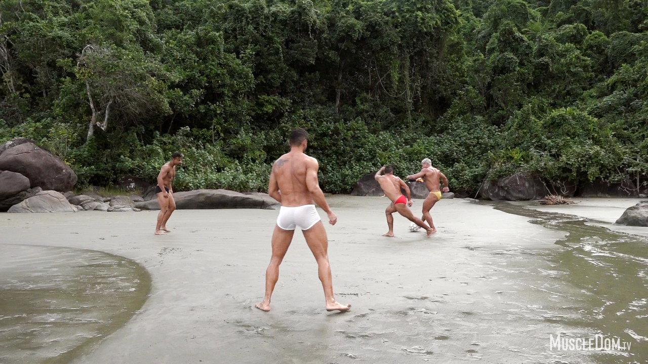 голые парни играют в футбол видео